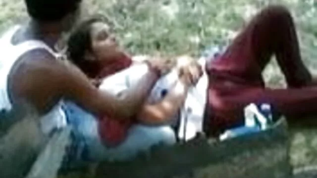 લાલ મિત્ર વૂડ્સ માં છે અને એક છોકરી તેના pussy પાકિસ્તાન સેકસી વીડિયો