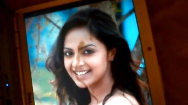 આ છોકરી સેકસી ફુલ સેકસી વીડિયો shamelessly masturbates શેરી પર