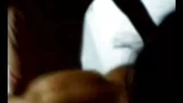યુવાન રાંડ આદિવાસી સેકસી વીડિયો masturbates રમકડાં વેબકેમ પર